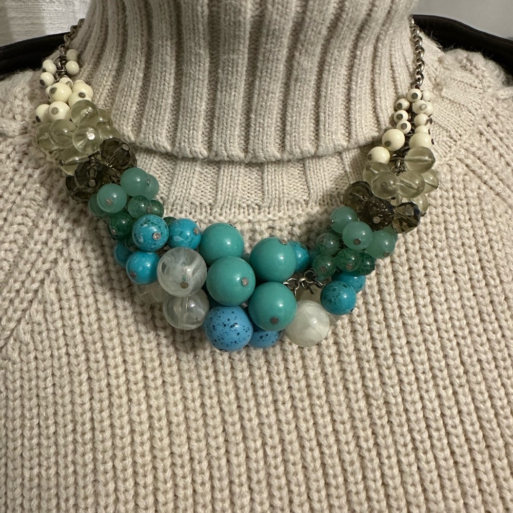 Elegant Beaded Necklace in Turquoise and Cream